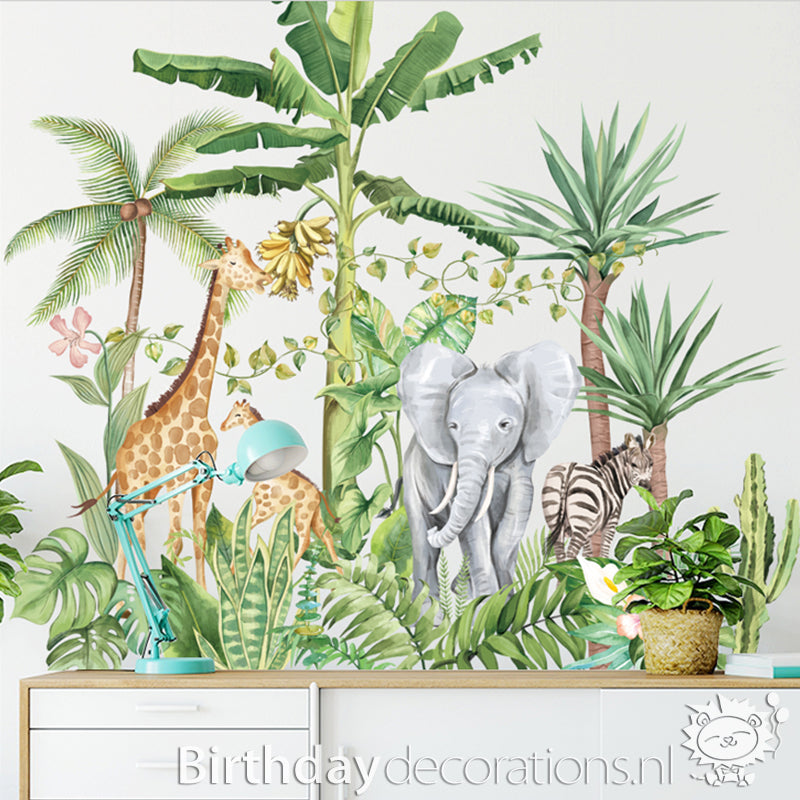 Koop nu de Giraffe bij bananenboom muursticker! Kinderkamer wanddecoratie - Babykamer decoratie - Muurdecoratie - Decoratie sticker van BirthdayDecorations.nl Zelfklevende muursticker voor baby en kinderkamer