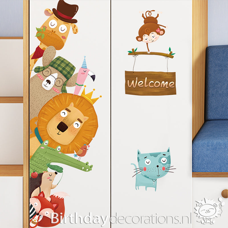 Koop nu de Leeuw met Vriendjes Deursticker van BirthdayDecorations.nl! Kinderkamer wanddecoratie - Babykamer decoratie - Muurdecoratie - Decoratie sticker - Muursticker -Zelfklevende muursticker voor baby en kinderkamer