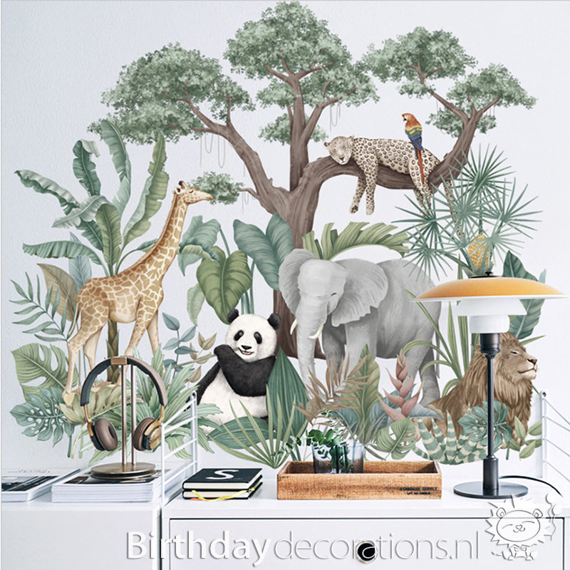Koop nu de Panda in de Jungle Muursticker van BirthdayDecorations.nl! Kinderkamer wanddecoratie - Babykamer decoratie - Muurdecoratie - Decoratie sticker - Zelfklevende muursticker voor baby en kinderkamer