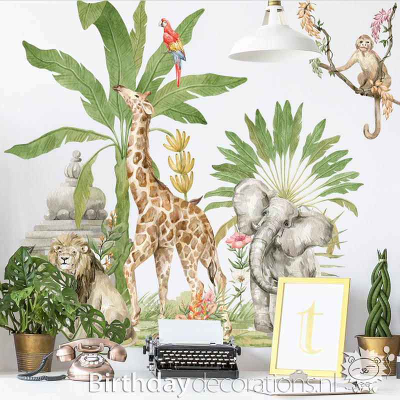 Koop nu de Giraffe met Papegaai Muursticker van BirthdayDecorations.nl Kinderkamer wanddecoratie - Babykamer decoratie - Muurdecoratie - Decoratie sticker - Zelfklevende muursticker voor baby en kinderkamer