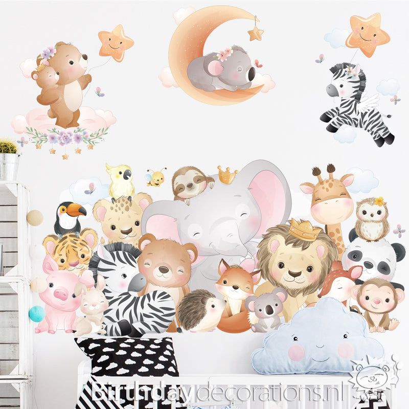 Koop nu de Olifant met Vriendjes Muursticker van BirthdayDecorations.nl! - Kinderkamer wanddecoratie - Babykamer decoratie - Muurdecoratie - Decoratie sticker - Zelfklevende muursticker voor baby en kinderkamer